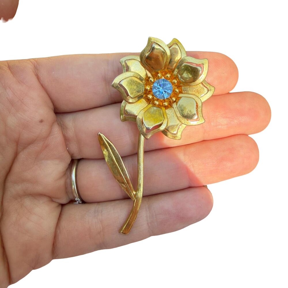 Vintage Jewelry Gold Tone Daisy Brooch with Blue Rhinestone